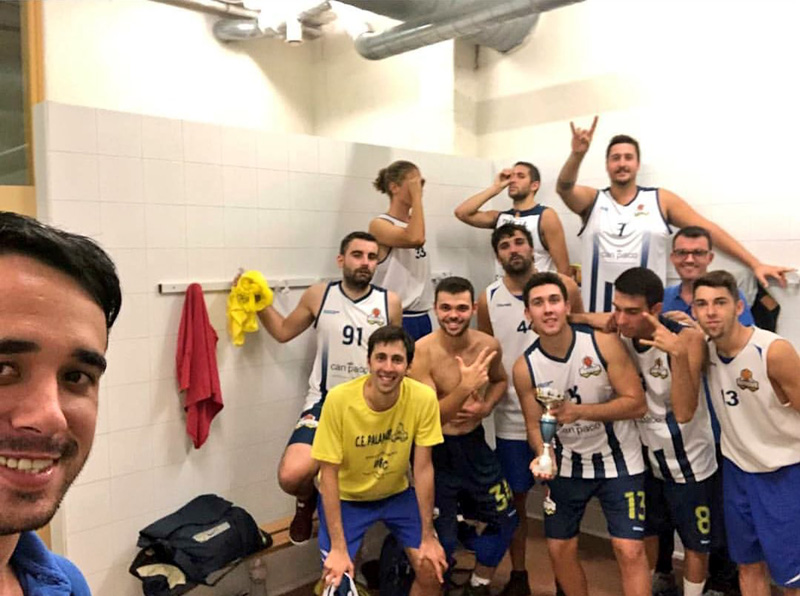 Els jugadors del CE Palamós celebrant la victòria al Torneig de La Selva. (Foto: CE Palamós).