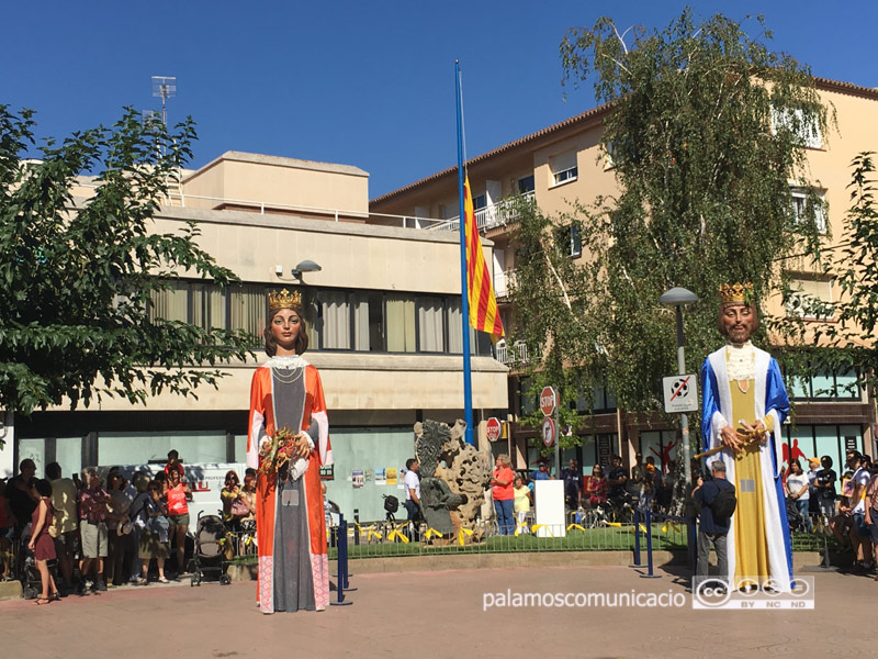 Hissada de la Senyera, ahir a la plaça de Catalunya.