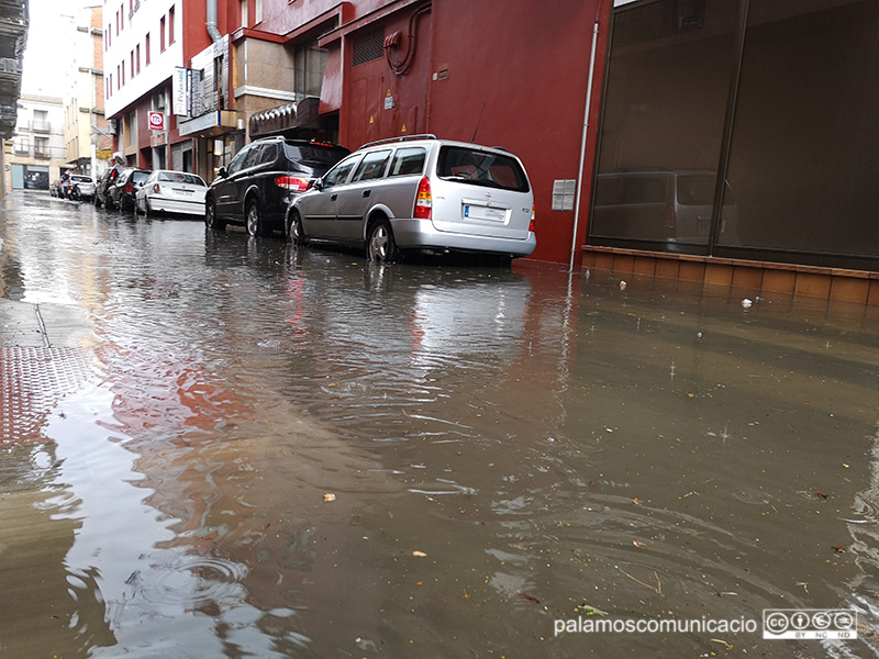 El carrer de la Indústria negat per l'aigua, avui.