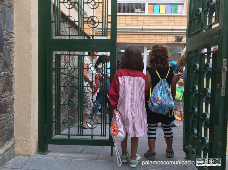 Dues nenes de P4 de l'Escola Vedruna, entrant a classe aquest matí.