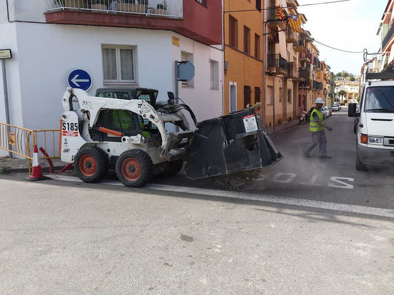Inici de les obres de millora de l'enllumenat públic al carrer de Josep Carbó i Vidal. (Foto: Ajuntament de Palamós).