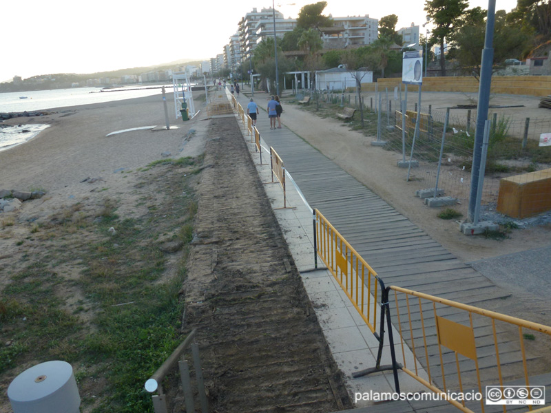 Es reordena el tram de passeig marítim que hi ha entre el rec Madral i la riera Aubi.