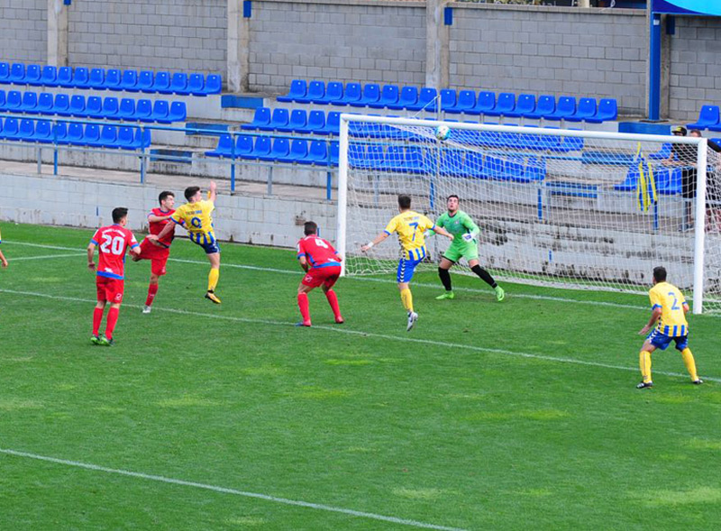 Pepu Soler, en el moment de fer de cap el gol davant el Sant Joan de Montcada. (Foto: Quim Roca).