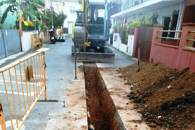 Es substitueix el col·lector d'aigua residual del passatge Verge de Montserrat. (Foto: Ajuntament de Calonge i Sant Antoni).