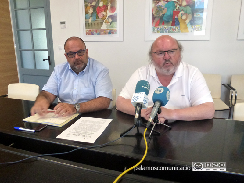 El regidor de Promoció Econòmica, Arturo Prades, i l'alcalde de Calonge i Sant Antoni Jordi Soler, durant la presentació del projecte.