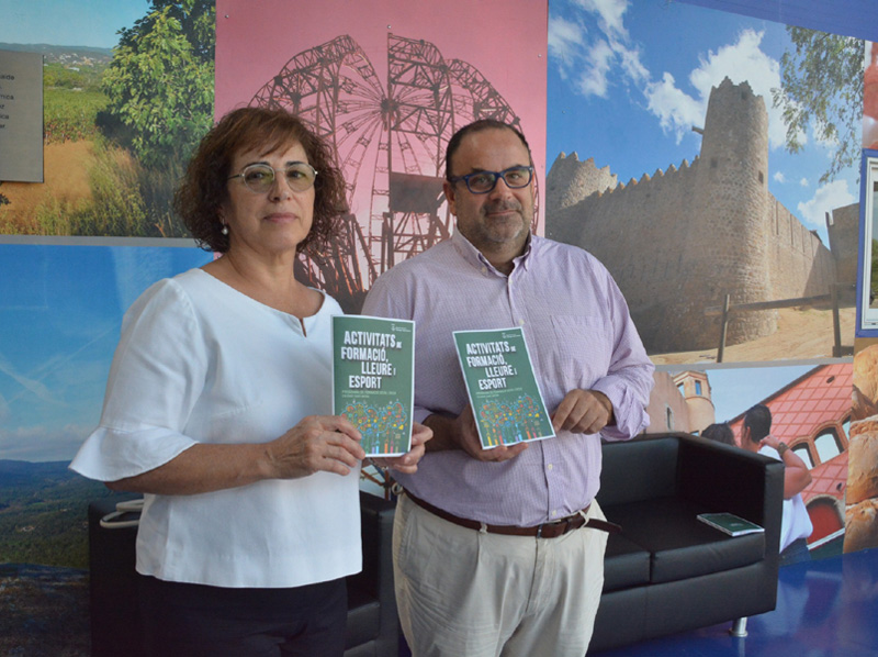 La regidora de Cultura, Ensenyament i Joventut, Marta Geli i el regidor de Promoció Econòmica, Arturo Prades. (Foto: Ajuntament Calonge i Sant Antoni)