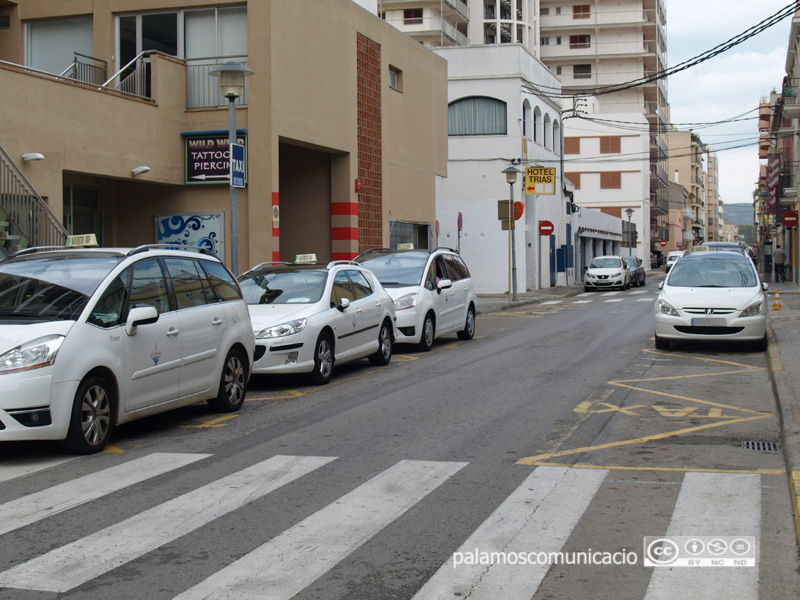 Parada de taxis de Palamós, al carrer de López Puigcerver.