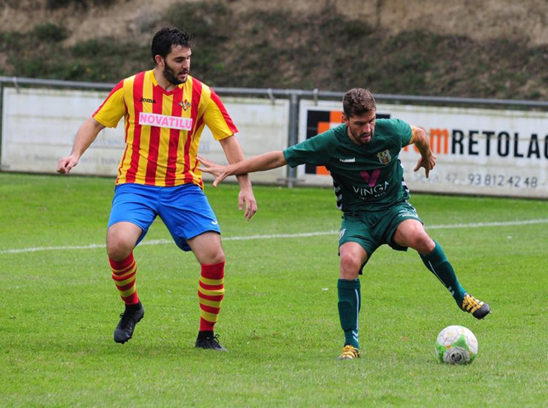 David Cano disputant una pilota en el darrer partit contra el Tona. (Foto: Quim Roca).