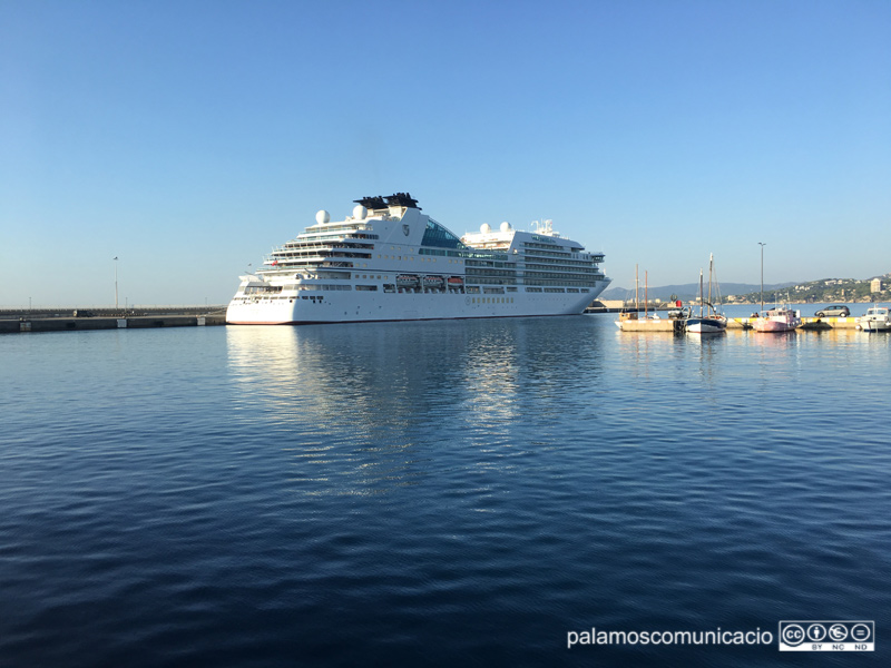 El Seabourn Encore al port de Palamós.