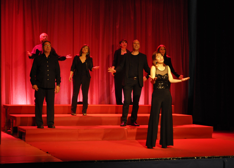 'Besos' és un espectacle musical que tracta en clau irònica la vida sentimental d'una parella.