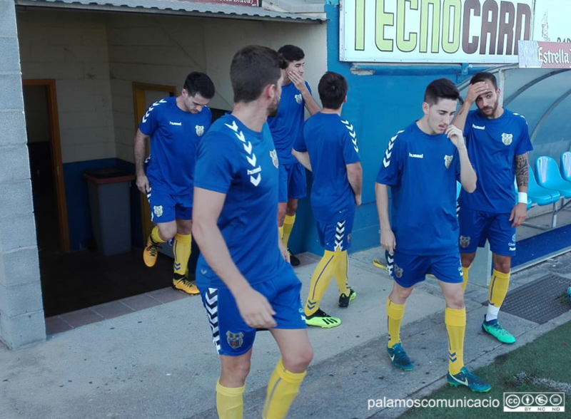 Jugadors del palamós sortint del túnel de vestidors.