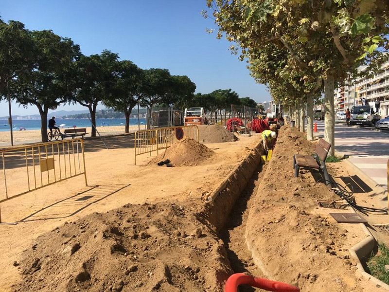 S'han iniciat ja les obres de renovació de l’enllumenat públic del darrer tram del passeig del Mar. (Foto. Ajuntament de Palamós).