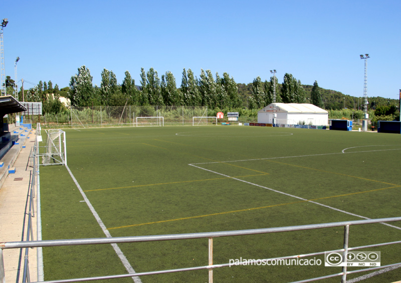 Camp de futbol 11 de la zona esportiva Josep Massot i Sais.