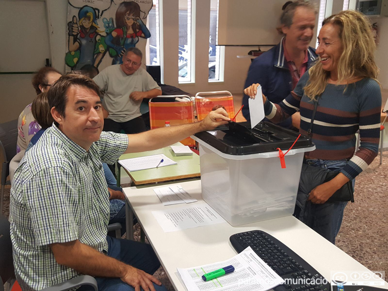 Votació al Punt Jove de Palamós, durant el referèndum de l'1 d'octubre de 2017.