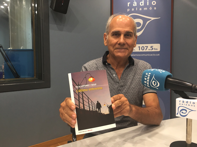 Feliu Antúnez, amb el seu nou darrer llibre.