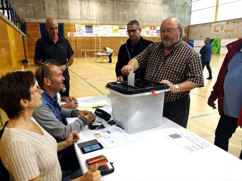Jordi Soler, alcalde de Calonge i Sant Antoni, votant en el referèndum de l'1 d'octubre de 2017. (Foto. Ajuntament de Calonge i Sant Antoni).