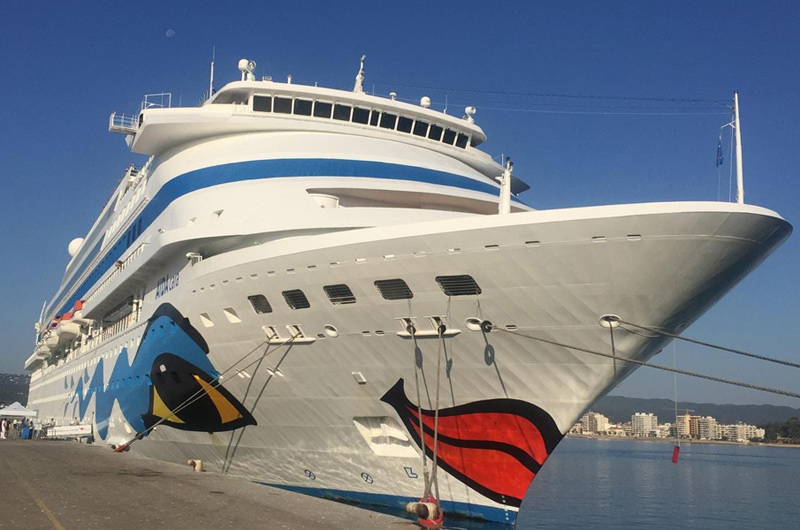 El creuer AIDAcara, amb la seva peculiar imatge. (Foto: Ports de la Generalitat).