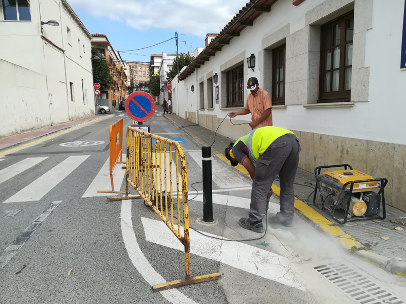 Operaris arreglant les voreres del carrer Xaloc. (Foto: Ajuntament de Palamós).