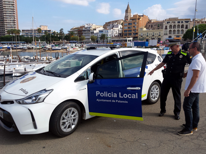 El cotxe combina motor de combustió amb motor elèctric. (Foto: Ajuntament de Palamós).