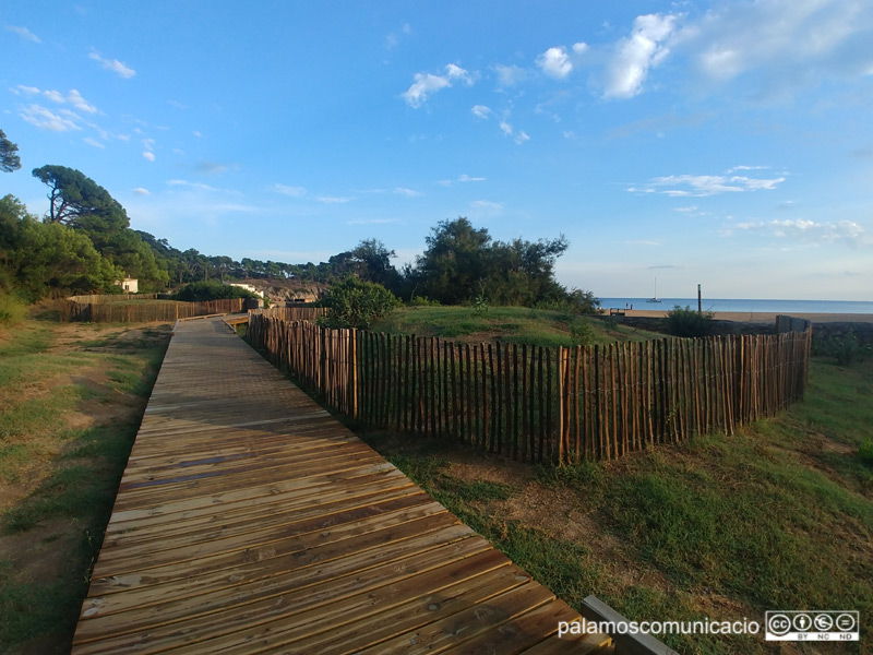 Una de les primeres millores va ser la zona d'accés a la platja de Castell.