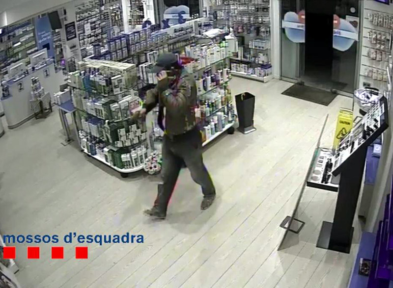 El detingut, captat per la càmera de seguretat d'un dels establiments que va atracar. (Foto: Mossos d'Esquadra).