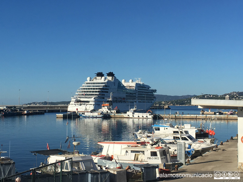 El Seabourn Encore aquest matí al port de Palamós.