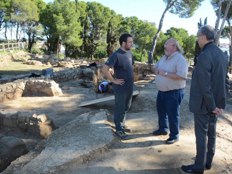 L'alcalde Jordi Soler visitant les excavacions del Collet. (Foto: J.T.).