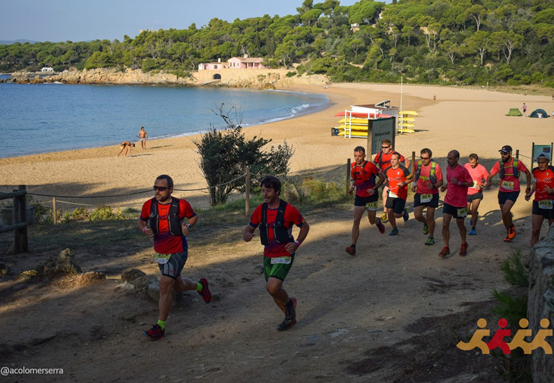 Participants de l'Oncotrail passant pel paratge de Castell. (Foto: @acolomerserra).