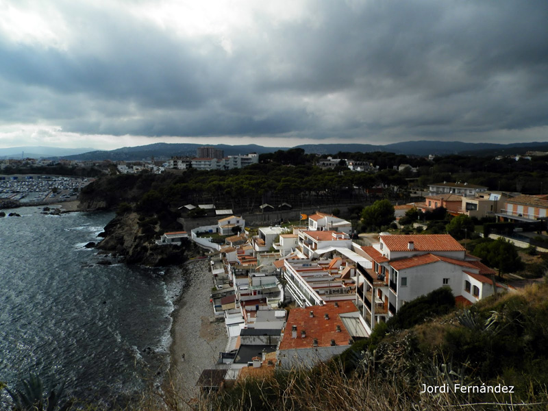 Vista de Ca La Margarida, amb núvols de fons. (Foto: J. Fernández. tempspalamos.blogspot.com).