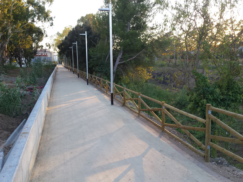 Ja està obert el nou camí de vianants a tocar de la riera Aubi.