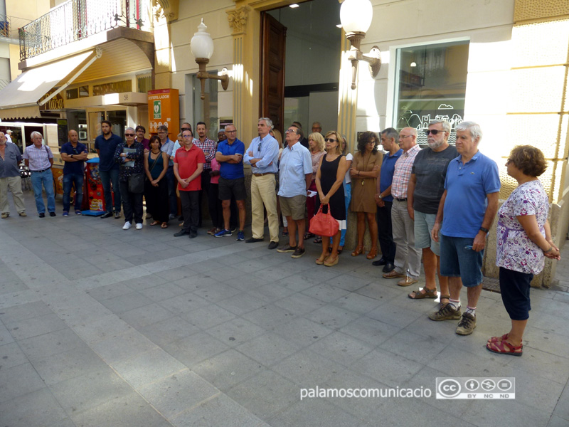 La convocatòria per al minut de silenci és a les vuit del vespre davant la Casa de la Vila.