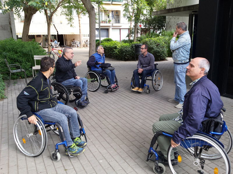 Tècnics i polítics municipals amb representants de Mifas durant un recorregut per Palamós amb cadira de rodes. (Foto: Ajuntament de Palamós).