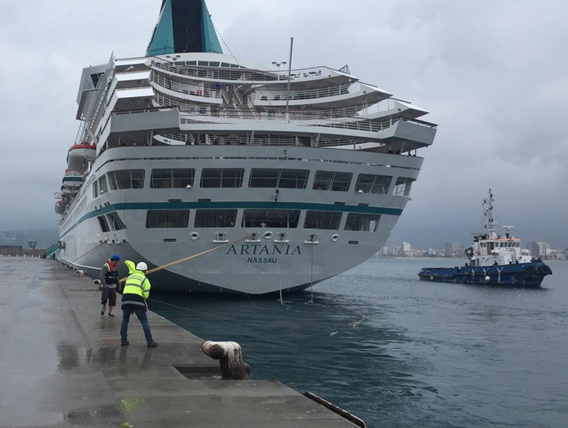 Moment en el què el creuer Artania ha amarrat avui al port de Palamós. (Foto: Ports de la Generalitat).