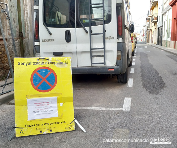 Senyalització al carrer de Fàbrega i Pou informant que demà s'hi farà una neteja intensiva.