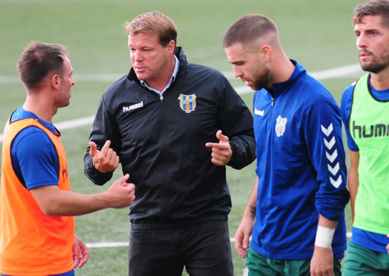 Javi Salamero, donant instruccions als seus jugadors en un entrenament. (Foto: Quim Roca).