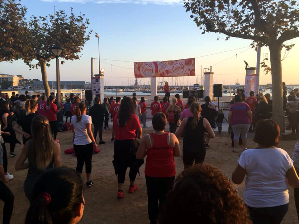 La sessió de zumba solidària per a l'Associació Pots va aplegar gent al passeig del Mar. (Foto: Lluís Puig).