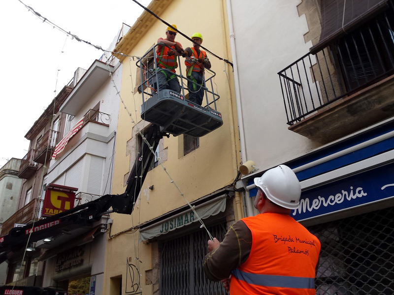 Operaris de la brigada col·locant les llums de Nadal. (Foto: Ajuntament de Palamós).