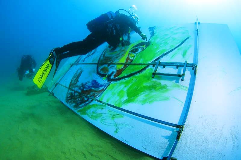 Marc Armengol va pintar aquest passat diumenge un llenç de vuit metres quadrats.