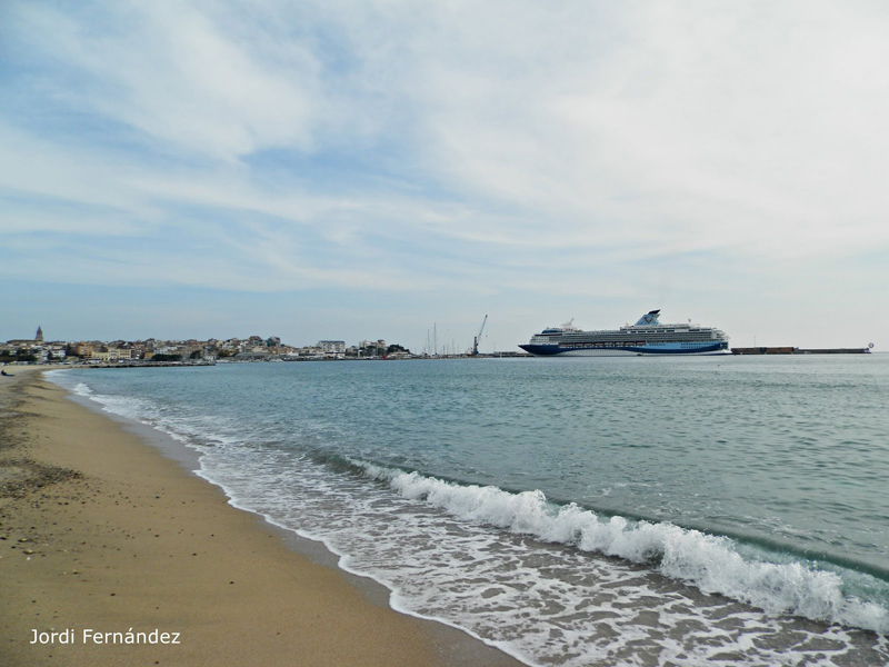 Núvols alts enterbolint el cel sobre la badia de Palamós, divendres passat. (Foto: J. Fernández tempspalamos.blogspot.com).