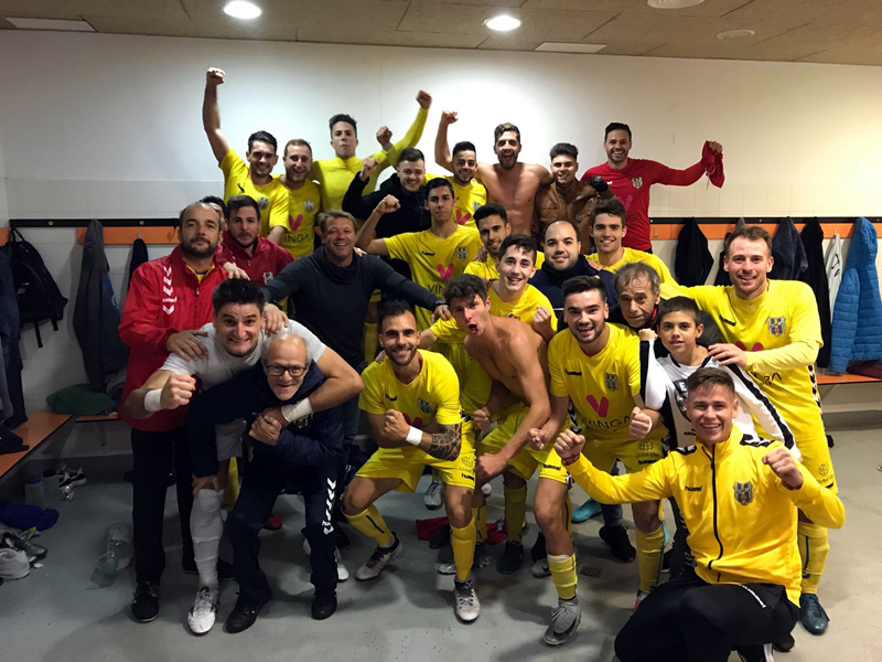 Jugadors i cos tècnic del Palamós celebrant la victòria al vestuari.