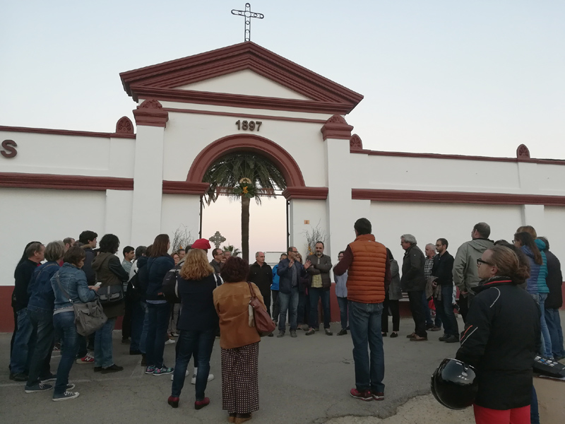 Una cinquantena de persones van anar a la primera visita guiada al cementiri, l'any passat. (Foto: Ajuntament de Palamós).