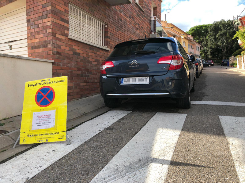 Senyalització al carrer del Montseny informant que demà s'hi farà una neteja intensiva.
