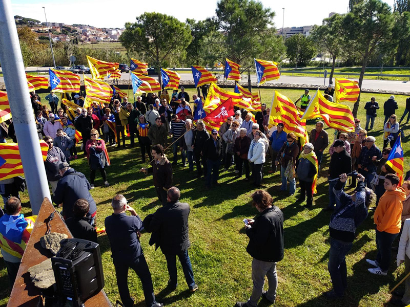 Acte de reposició de l'estelada al giratori del Mas Gorgoll, aquest passat dissabte. (Foto: ANC Palamós, Sant Joan i Vall-llobrega).