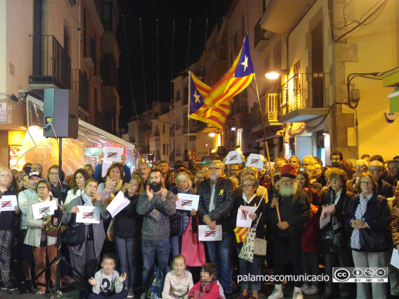 Concentració davant l'Ajuntament contra l'empresonament del govern català, fa un any. 