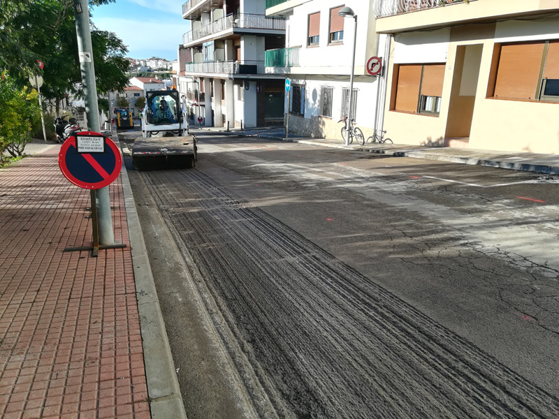 Ahir es va començar a asfaltar l'avinguda del Mediterrani. (Foto: Ajuntament de Palamós).