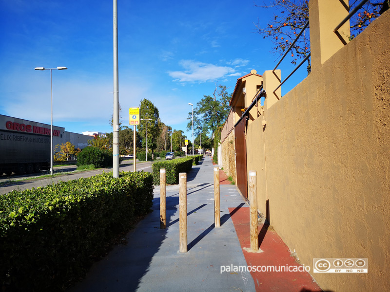 Pilones de fusta per aminorar la velocitat dels ciclistes al carril bici.