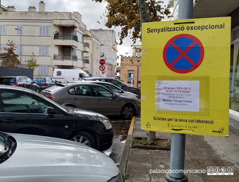 Senyalització al carrer de Provença informant que demà s'hi farà una neteja intensiva.