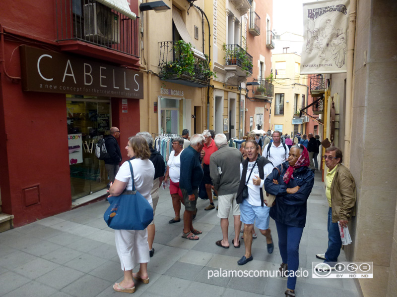 Creueristes al carrer Major de Palamós.