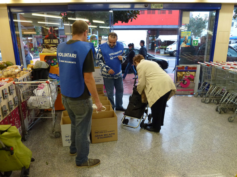 La feina dels voluntaris en els supermercats és bàsica durant el Gran Recapte d'Aliments.