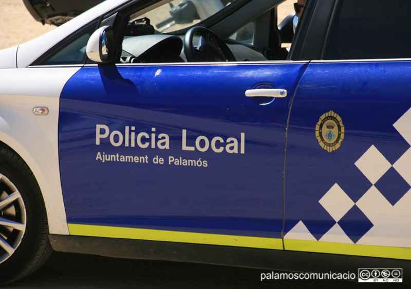 La Policia Local va començar l'operatiu d'extinció del foc.